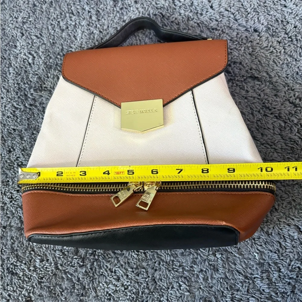 Lightly used Steve Madden bag missing long strap but has a hand strap on top - Picture 5 of 6